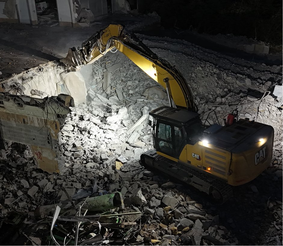 La pelle soludem en action pendant un chantier de nuit