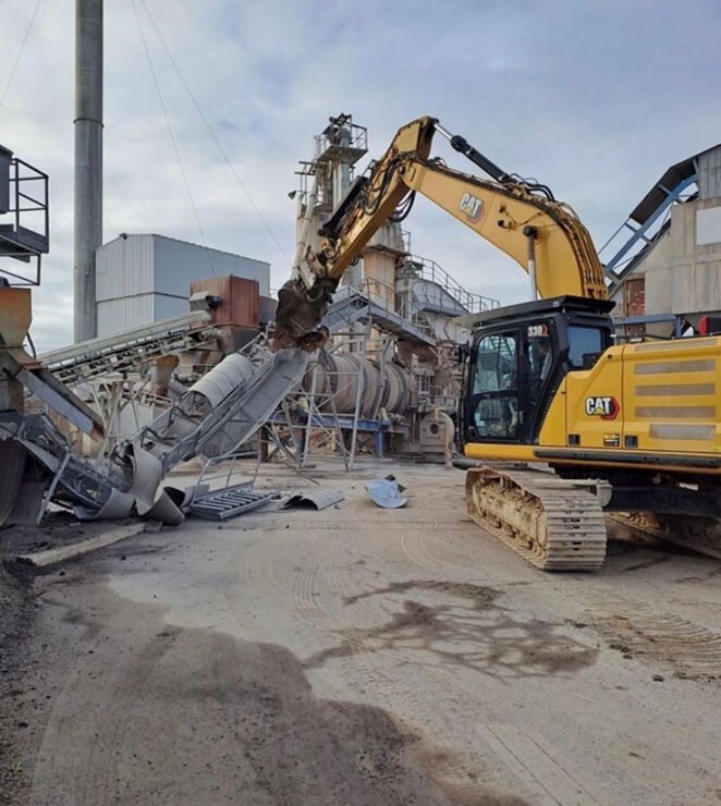 Image d'une demolition en cours avec la pelle Soludem