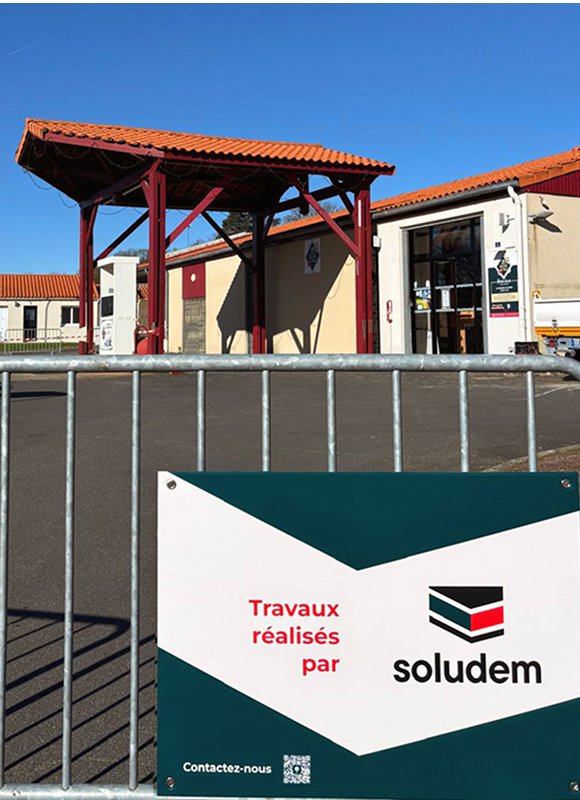 Photo d'un chantier en cours Soludem avec panneau de communication